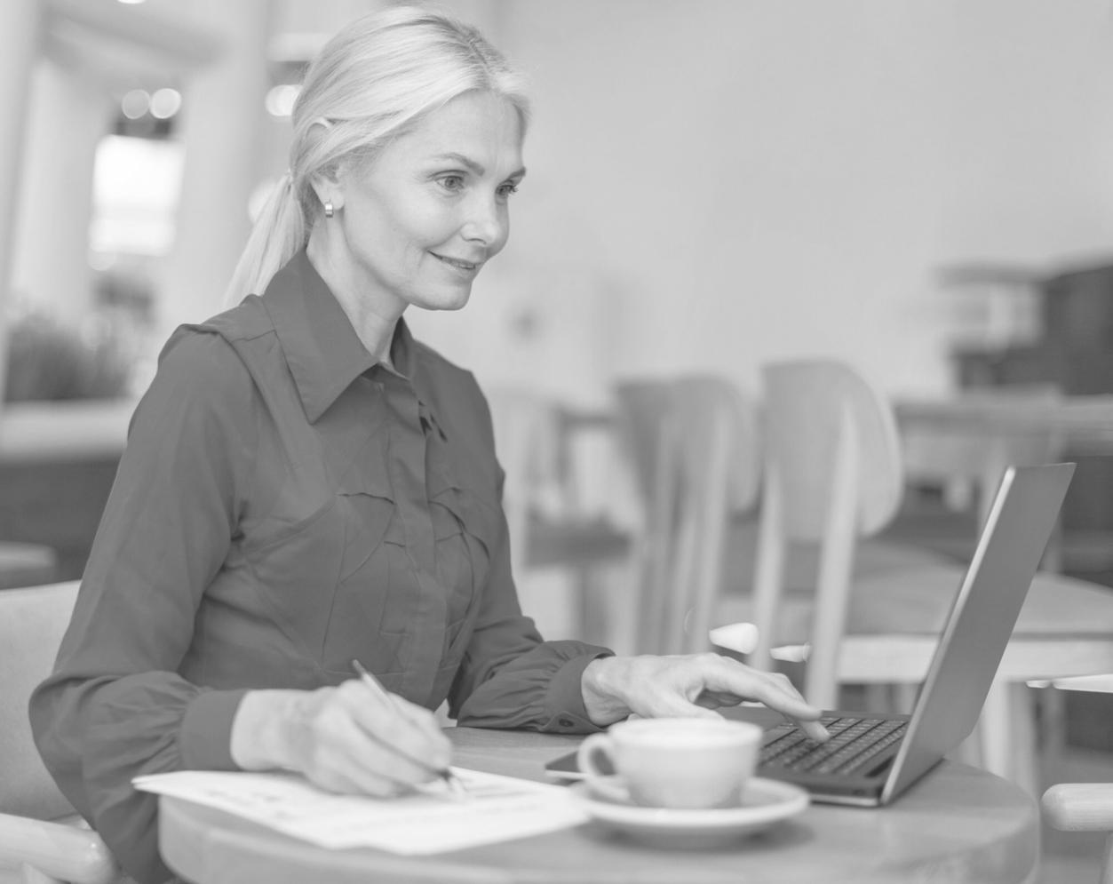 Moderne Finanzanalyse-Arbeitsplatz mit Charts und Modellen